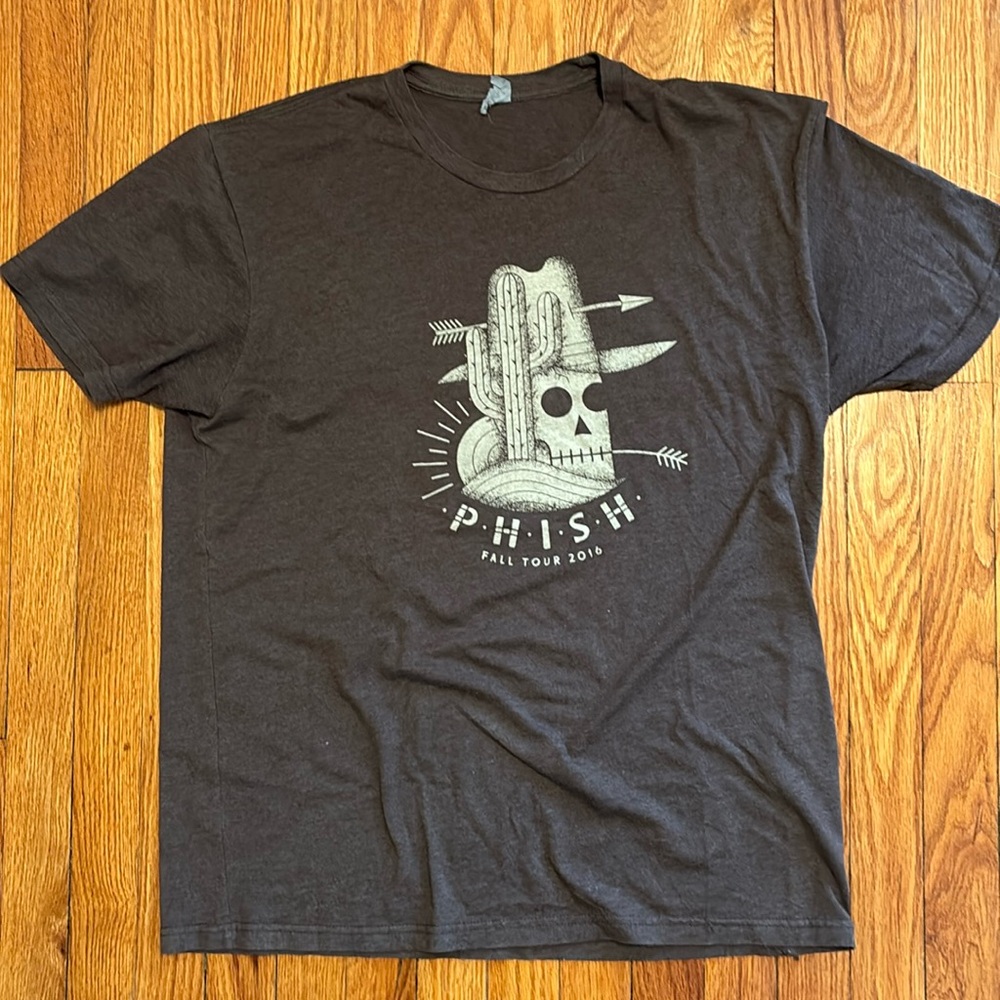 XL 2016 fall tour shirt purchased at the Nashville run.